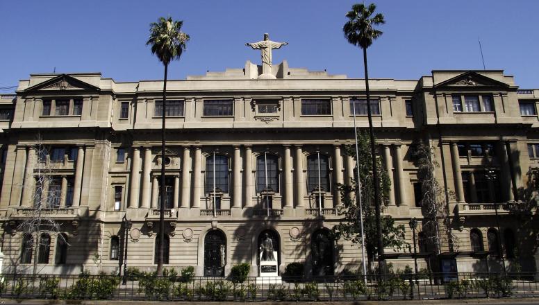Frontis de la Casa Central de la Pontificia Universidad Católica de Chile, en Santiago